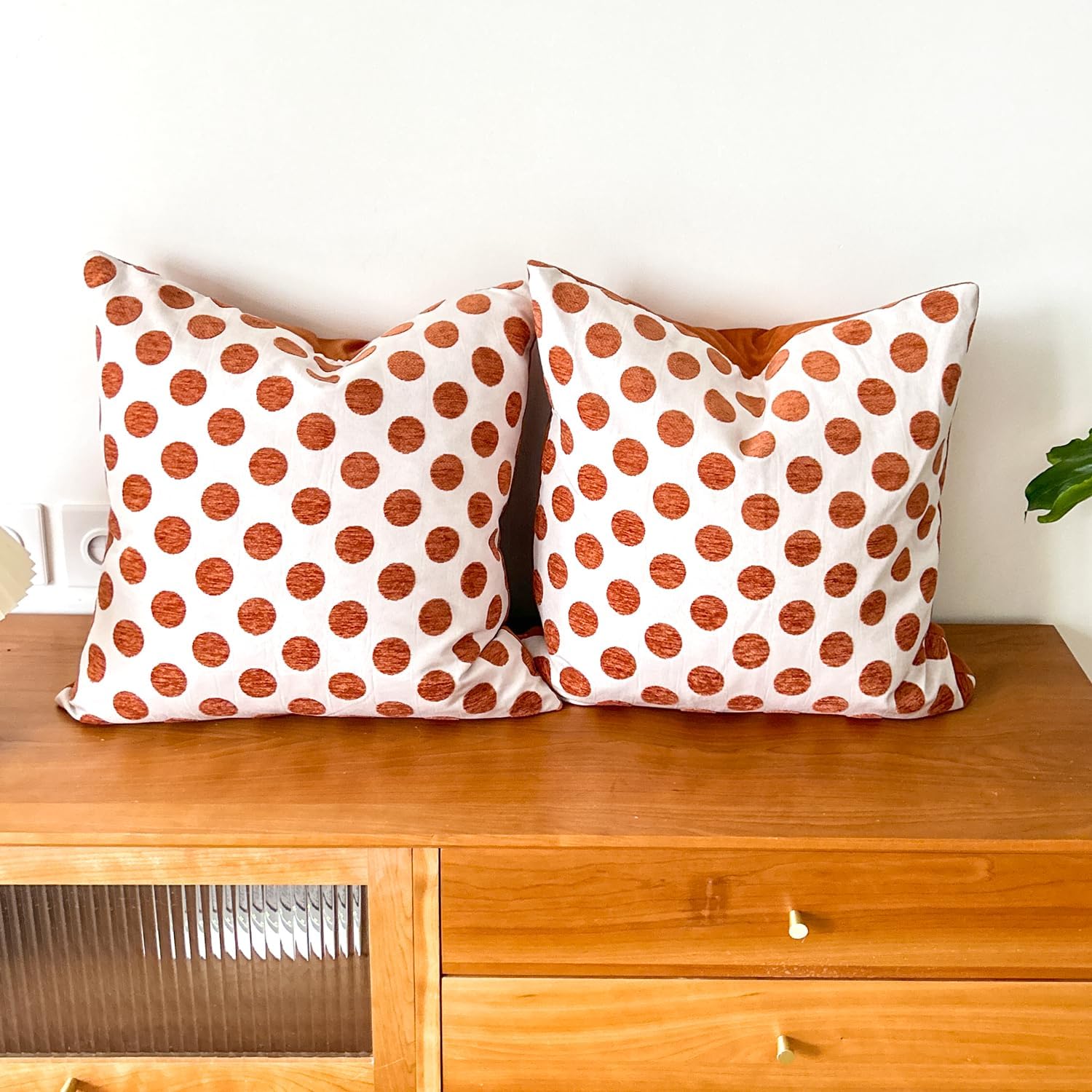 HOPLEE Funda de almohada naranja de 18 x 18 pulgadas, fundas de cojín decorativas con diseño de lunares y naranja liso, 18 x 18 pulgadas, paquete de
