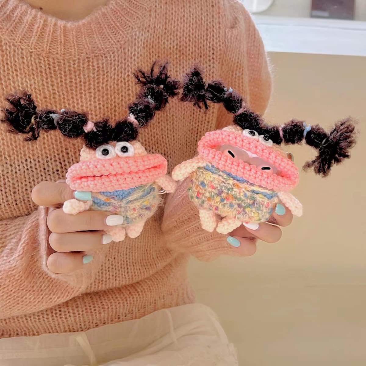 Yatchen Funda de felpa para AirPods Pro, Kawaii Linda muñeca de piel de dibujos animados 3D, diseño de salchicha con rana, divertido mini Airpods
