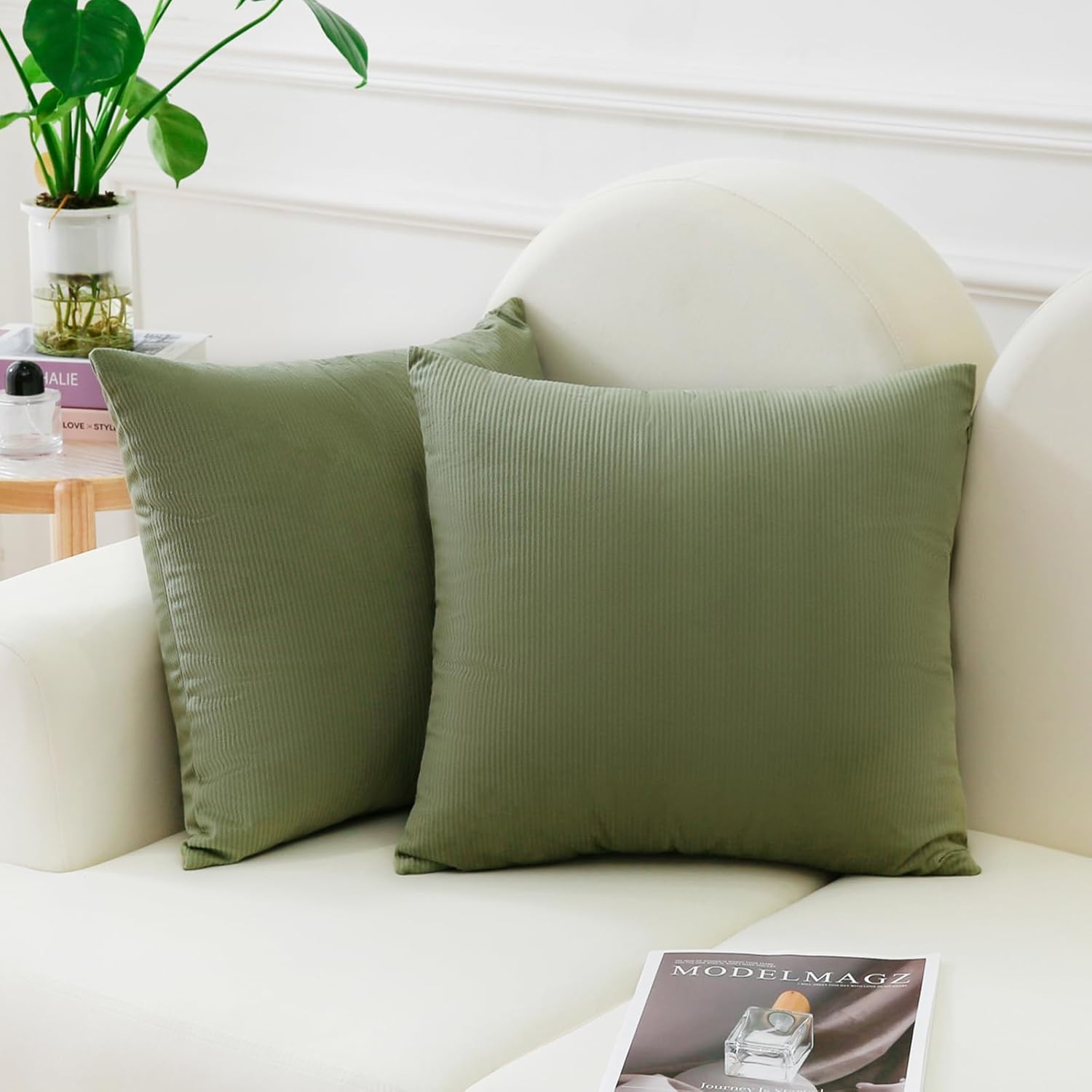 JIAHANNHA Juego de 2 fundas de almohada de terciopelo verde oliva de 24 x 24 pulgadas, fundas de cojín cuadradas con diseño de rayas suaves y