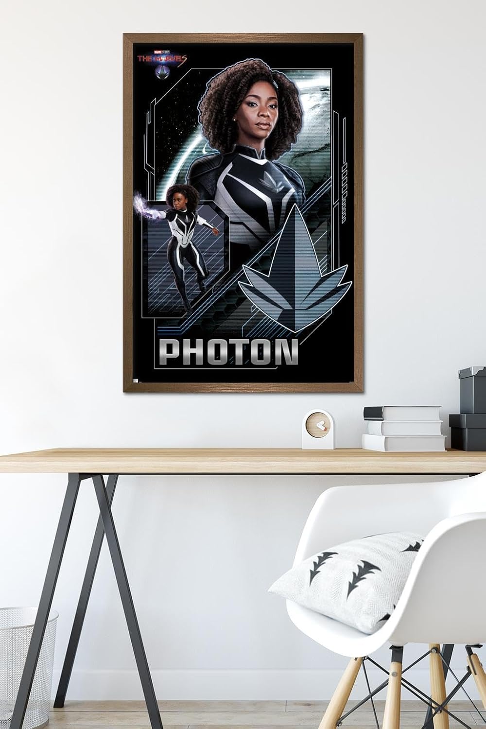 Trends International Marvel The Marvels – Póster de pared con fotón, 22.37 x 34.00 pulgadas, versión enmarcada en bronce