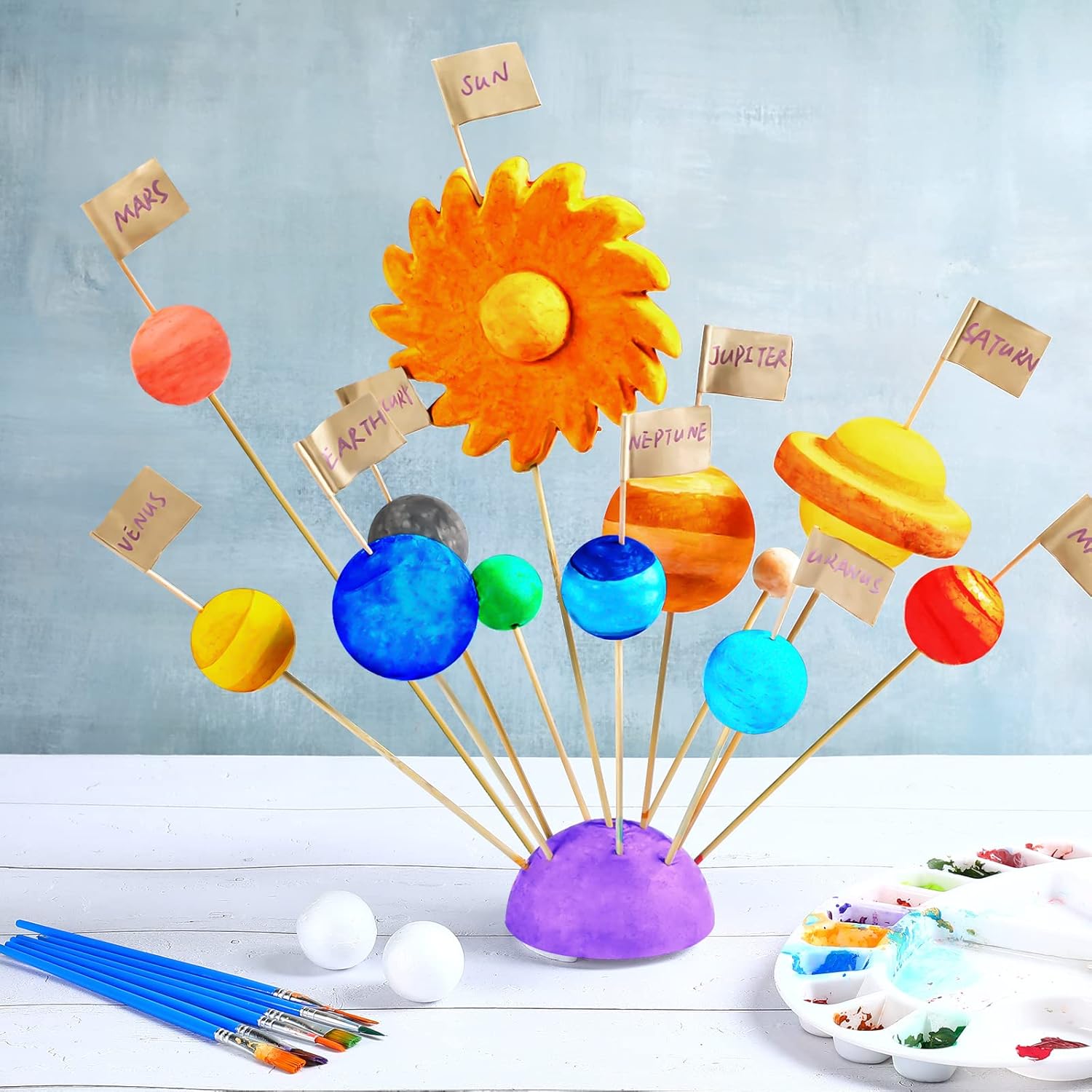 El kit de modelo de sistema solar de 56 piezas incluye 20 bolas de espuma de tamaño mixto, 15 palos de bambú, 15 banderas de palillo de dientes, 6