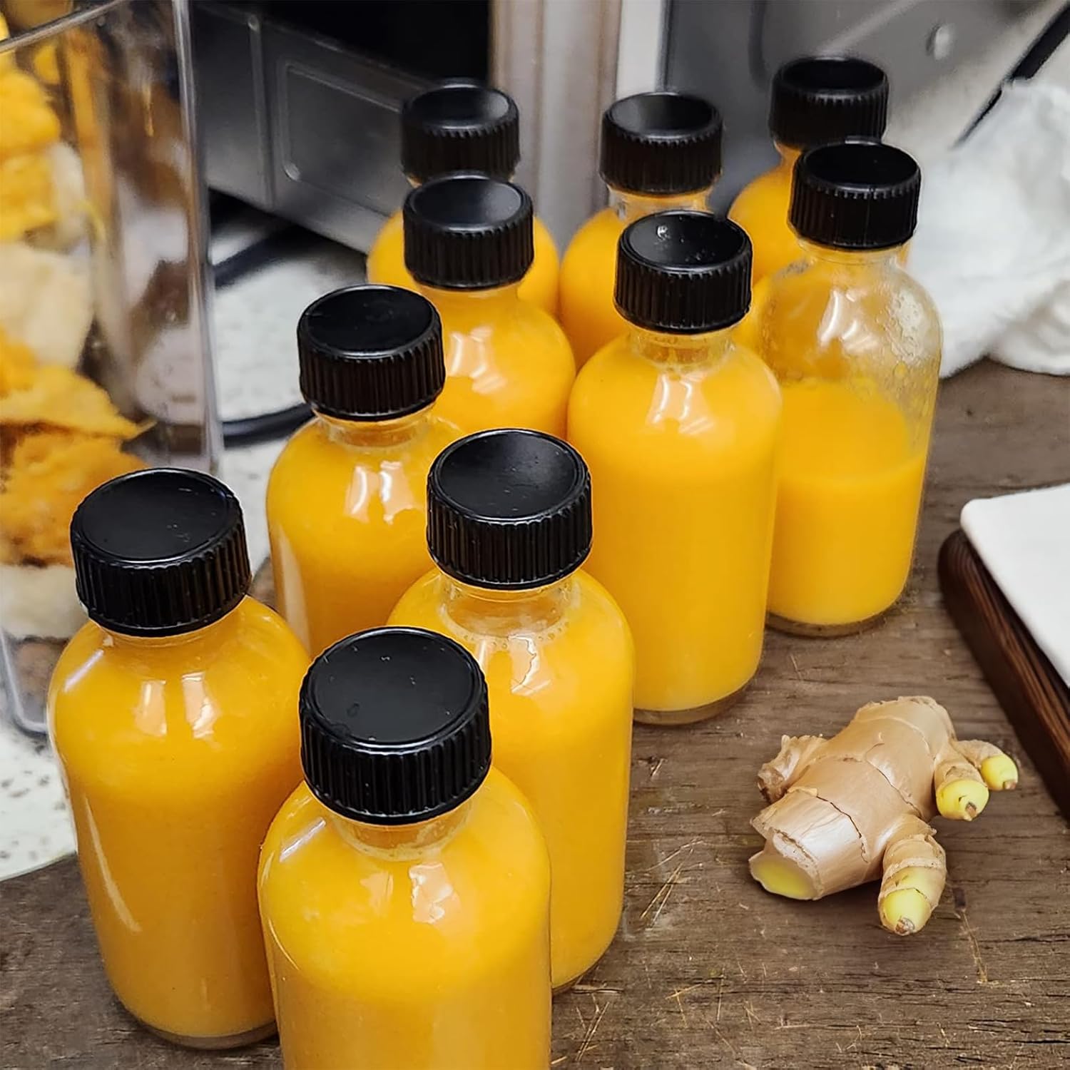 DIDITIME Paquete de 24 botellas pequeñas de vidrio transparente de 2 onzas con tapas y 4 embudos, botellas redondas Boston de muestra de 2.1 fl oz