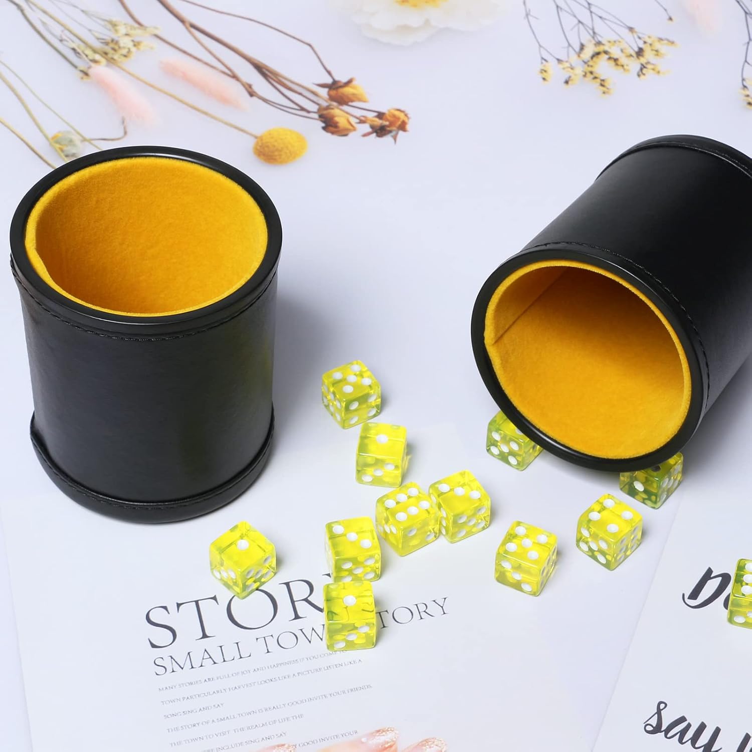 Taza de dados de piel sintética con forro de fieltro, incluye dados de 0.63 pulgadas para juegos de dados Yahtzee Farkle Bar Party Familiar, 2