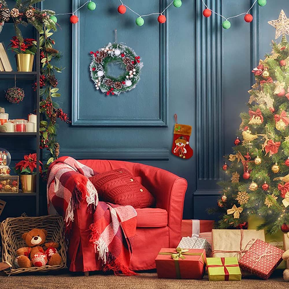 Corona de decoración de Navidad para puerta delantera, colgante de pared, bola de nieve, bayas rojas, piña, cono, adorno para fiesta de Navidad,