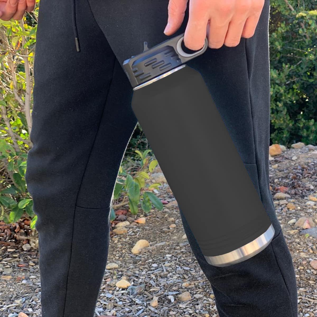 LaserGram Botella de agua con tapa abatible de doble pared de 40 onzas con pajilla, pelota de fútbol, grabado personalizado incluido (negro)