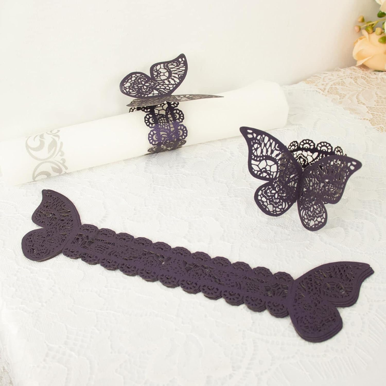 Efavormart – Paquete de 12 servilleteros de papel con diseño de mariposa de corte láser, lazos para silla, soportes para servilletas