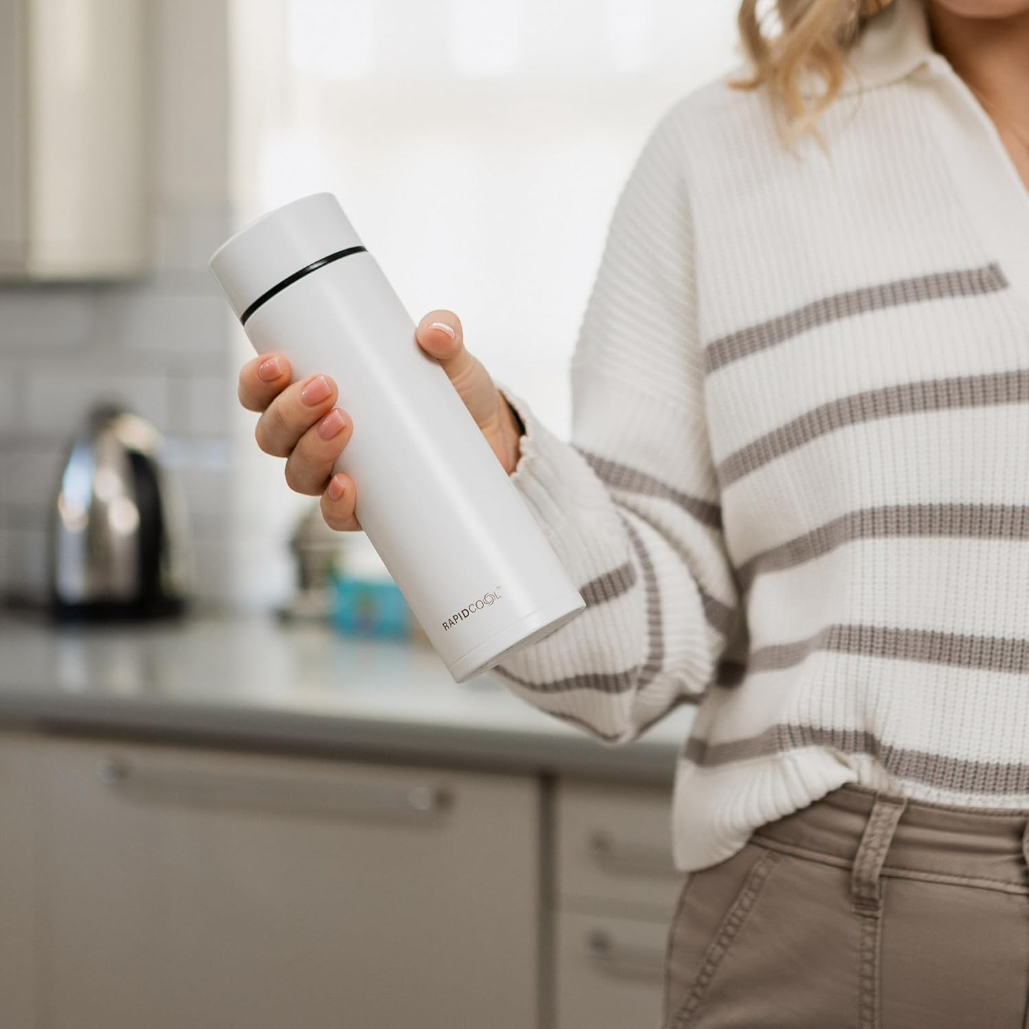 Nuby RapidCool – Fabricante portátil de biberones para bebés, sin BPA, incluye dispensador de leche en polvo y tapa digital, ideal para biberones de