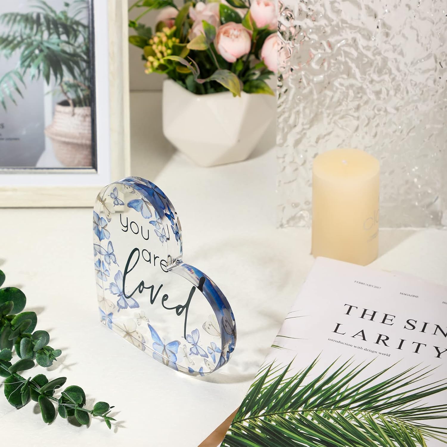 Yulejo Regalo de San Valentín con texto en inglés “You Are Loved”, decoración de acrílico en forma de corazón con mariposas rústicas, mesa de