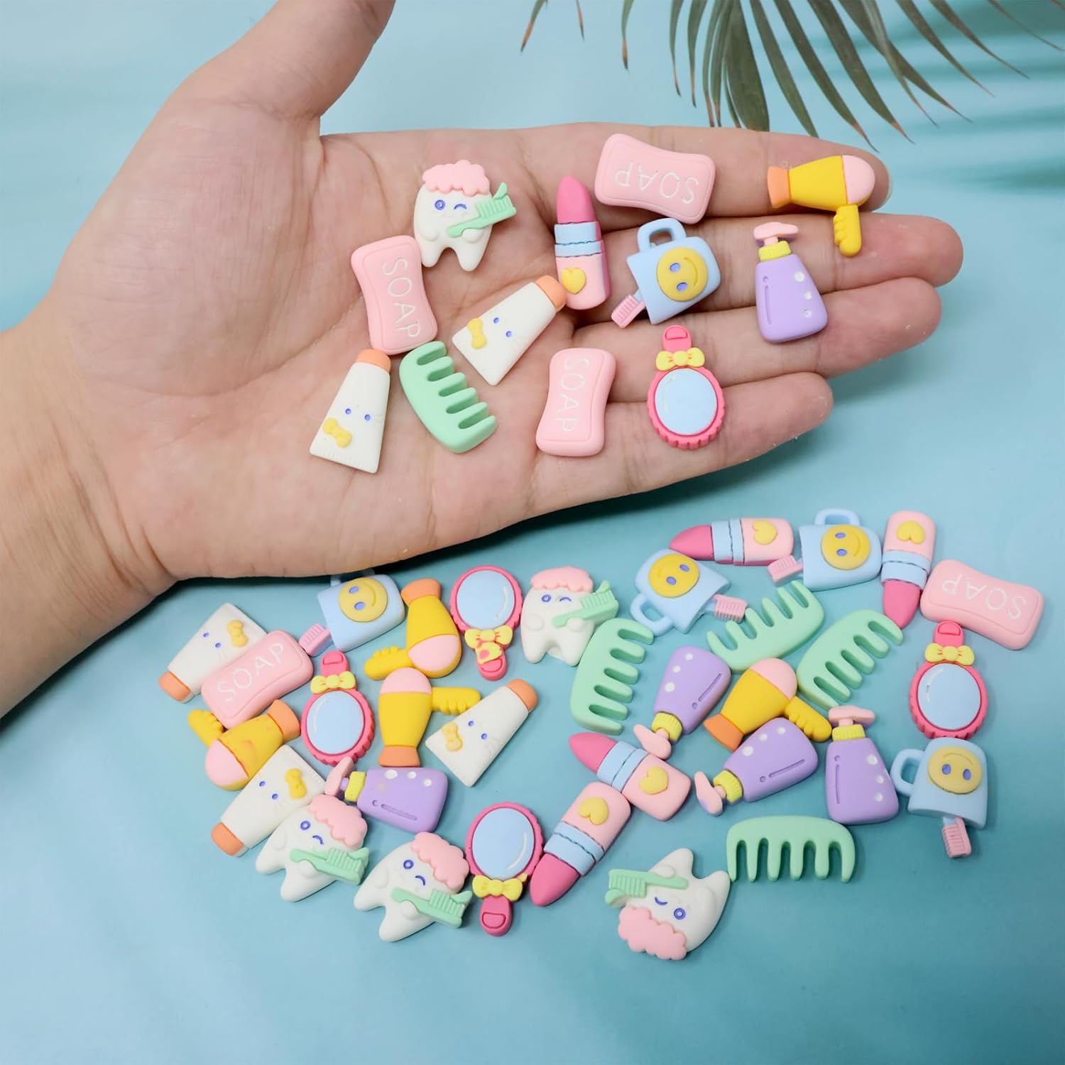 Honbay 45 dijes de slime de dibujos animados con temática de maquillaje, cabujones de resina con parte trasera plana, bonitos adornos para