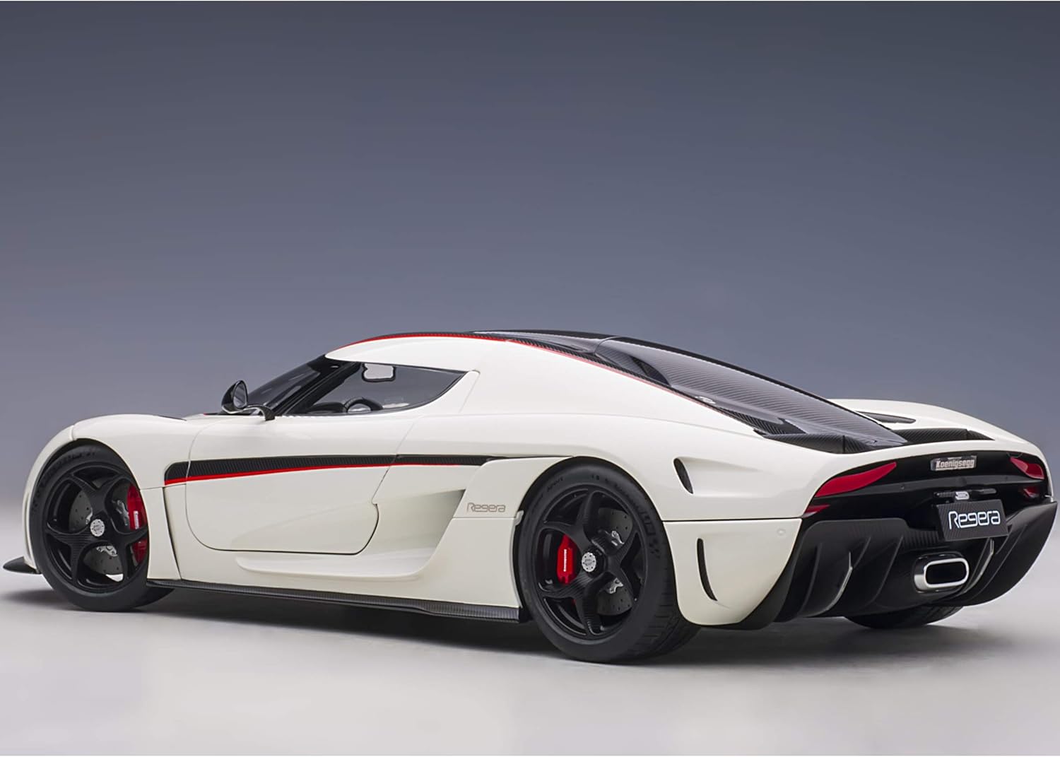 Koenigsegg Regera 79027 – Coche modelo 118 blanco con carbón negro y rayas rojas