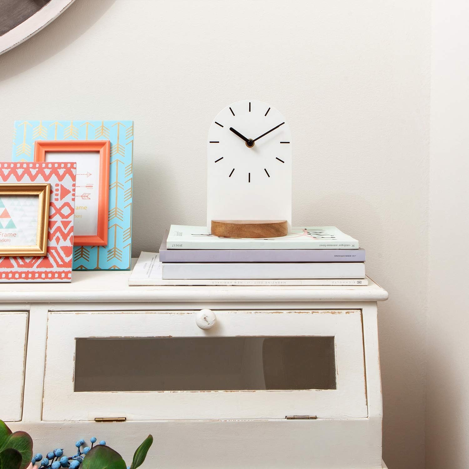 SOFFEE DESIGN Reloj de mesa de una pieza con hoja de hierro con base de madera, reloj de escritorio sin tictac funciona con pilas para sala de