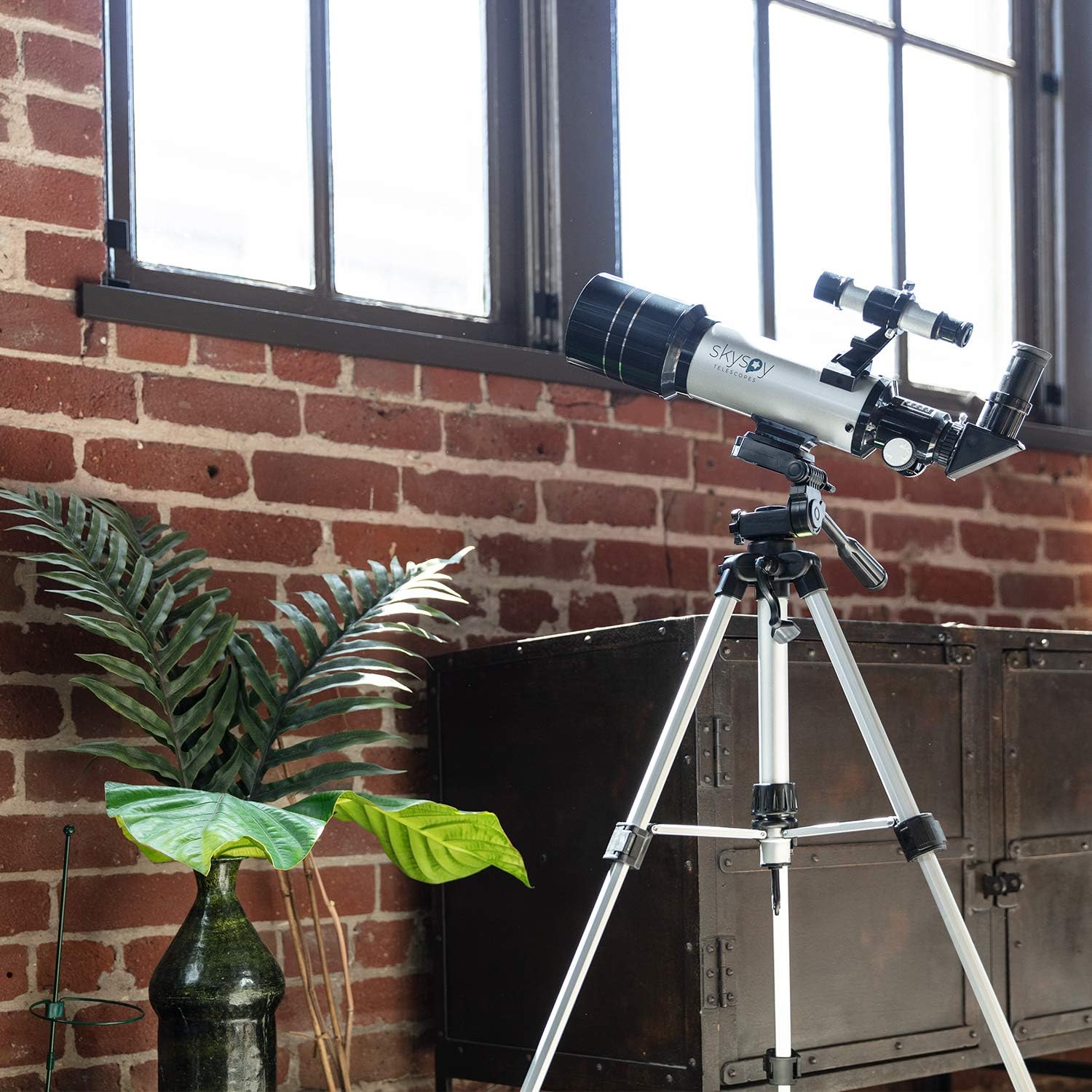 SkySpy Telescopio – Telescopio refractor para principiantes de 2.756 in con alcance buscador y trípode – Vidrio portátil con 3 oculares de aumento –