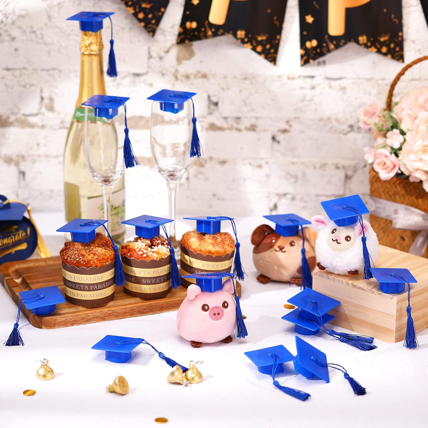 Qunclay 60 piezas de mini gorras de graduación, tapas de plástico para decoración de fiesta de graduación (azul)