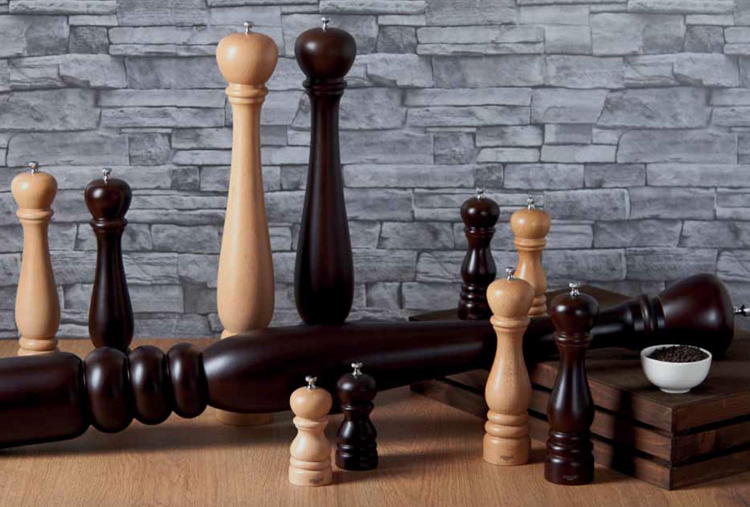 Bisetti Roma Molino de sal de madera de haya de 9.5 pulgadas con amoladora ajustable, acabado natural