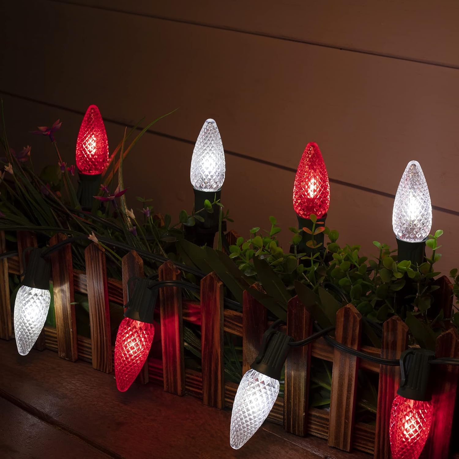 Luces LED C9 de Navidad para exteriores con estacas, 25.7 pies, 20 luces LED C9 de fresa, conectables, inastillables, marcador de luces de camino