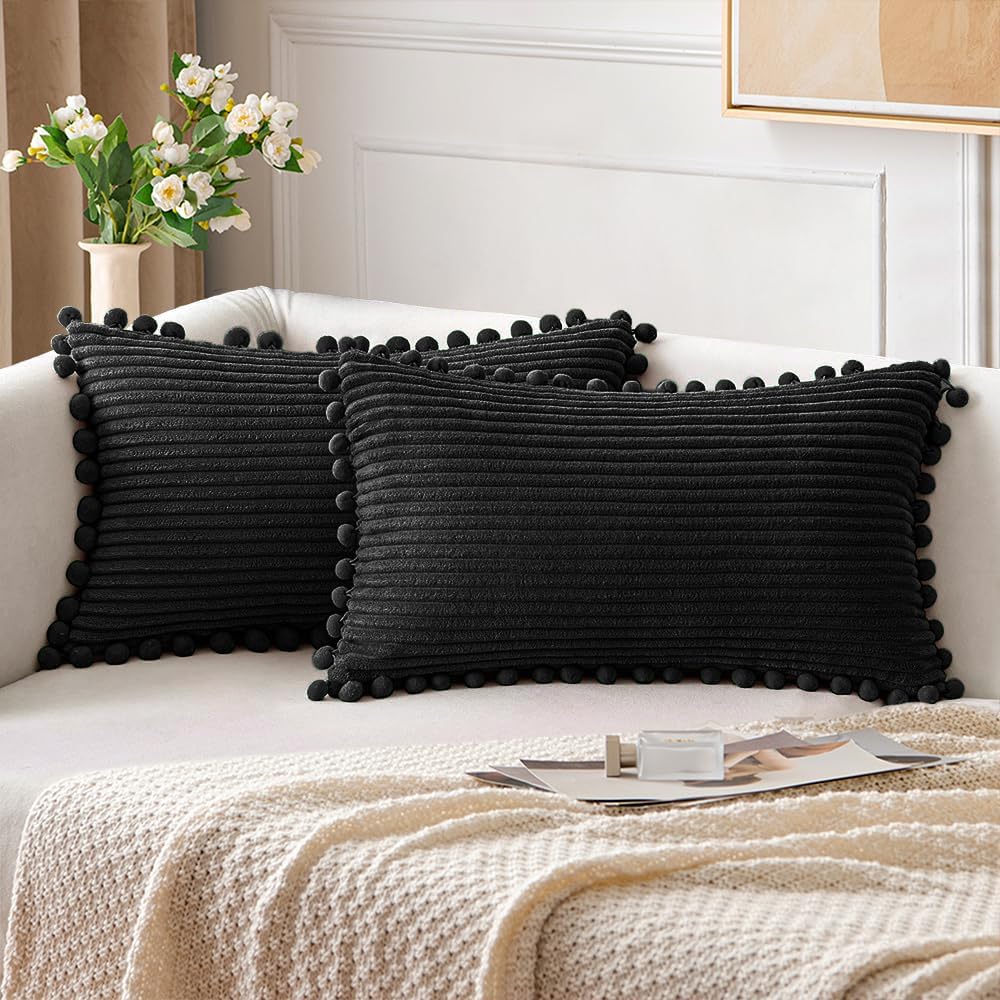 Paquete de 2 fundas de almohada decorativas bohemias negras con pompones de 12 x 20 pulgadas, fundas de cojín de pana lindas y suaves para cama,