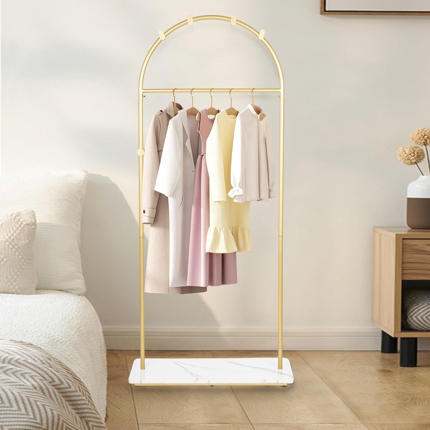 uyoyous Percheros dorados independientes para entrada con base de madera, percheros dorados con estante para dormitorio, hogar, sombrero, bufanda,