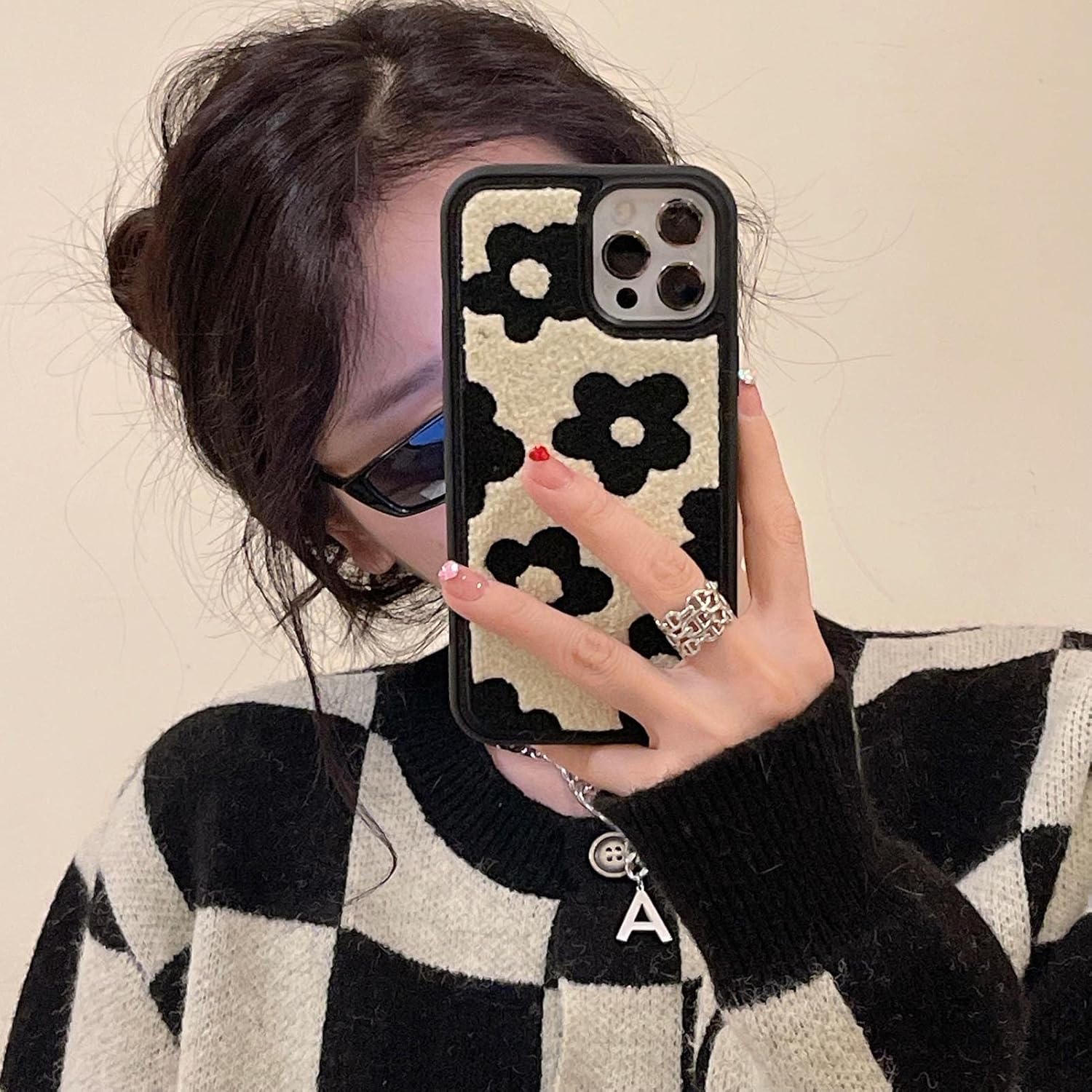 Funda de teléfono retro con flores negras pequeñas, compatible con iPhone 12 Pro Max, bonito diseño femenino, piel cálida, delgada, suave y