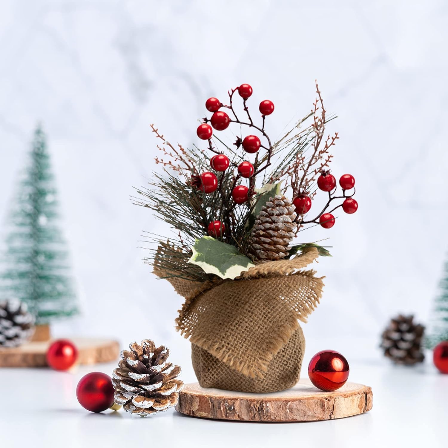 LOHASBEE Mini árbol de Navidad, 2 paquetes de 10 pulgadas, pequeño árbol de Navidad portátil con bayas rojas para regalo para niños, oficina, mesa y