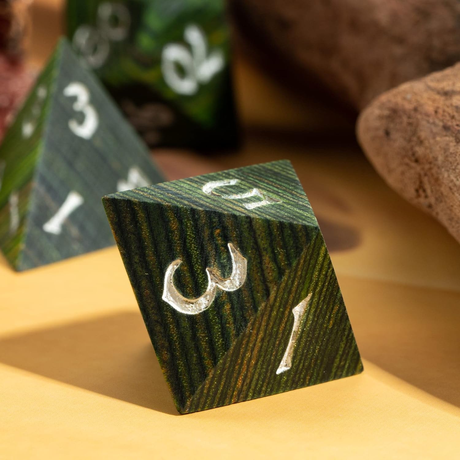 Juego de 7 dados DND poliédricos de madera verde con caja de metal para juegos de rol de Calabozos y Dragones MTG (rayas verdes hierba)