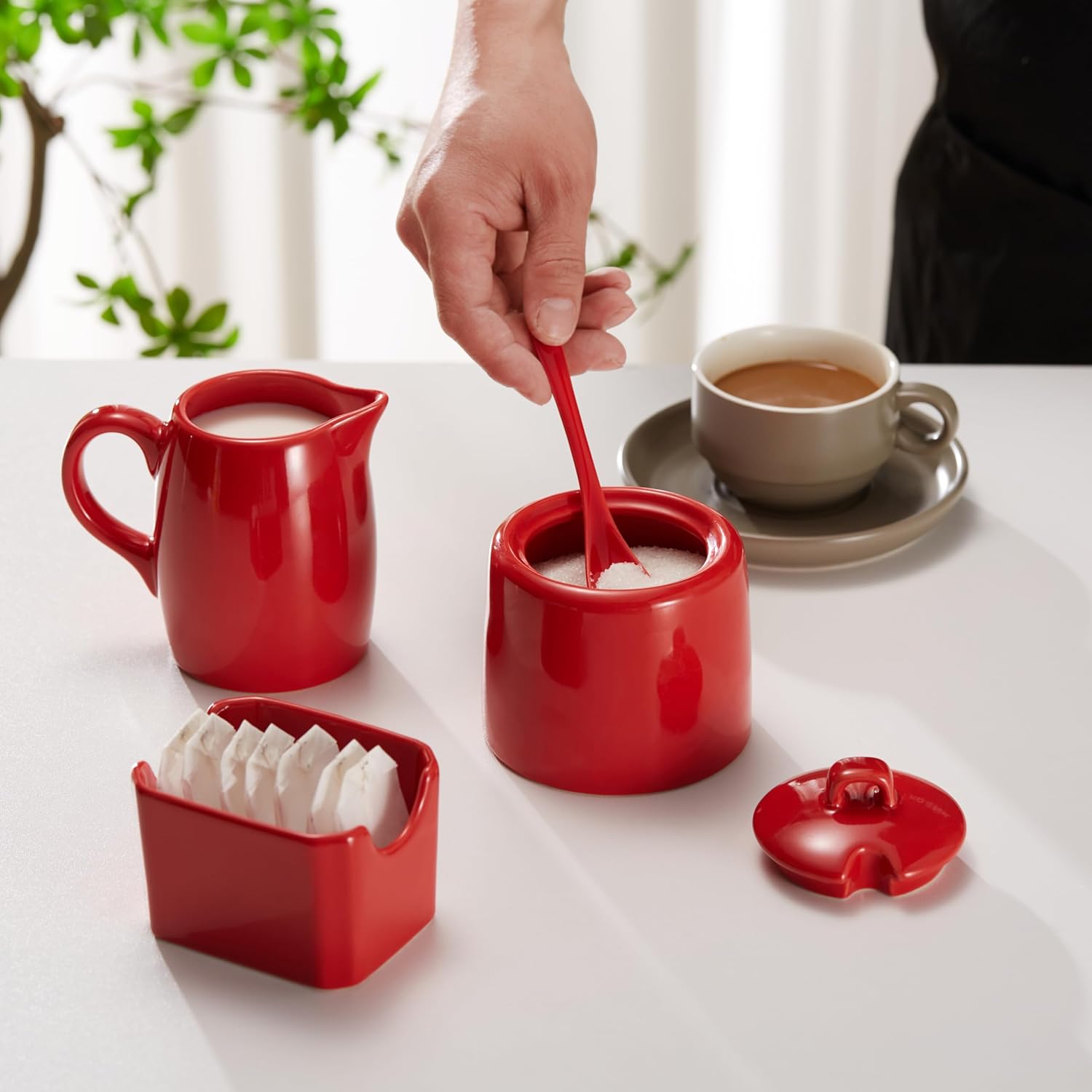 Kook Juego de azúcar y crema, 3 piezas, jarra, azucarero con tapa y cuchara, soporte para edulcorantes (rojo)
