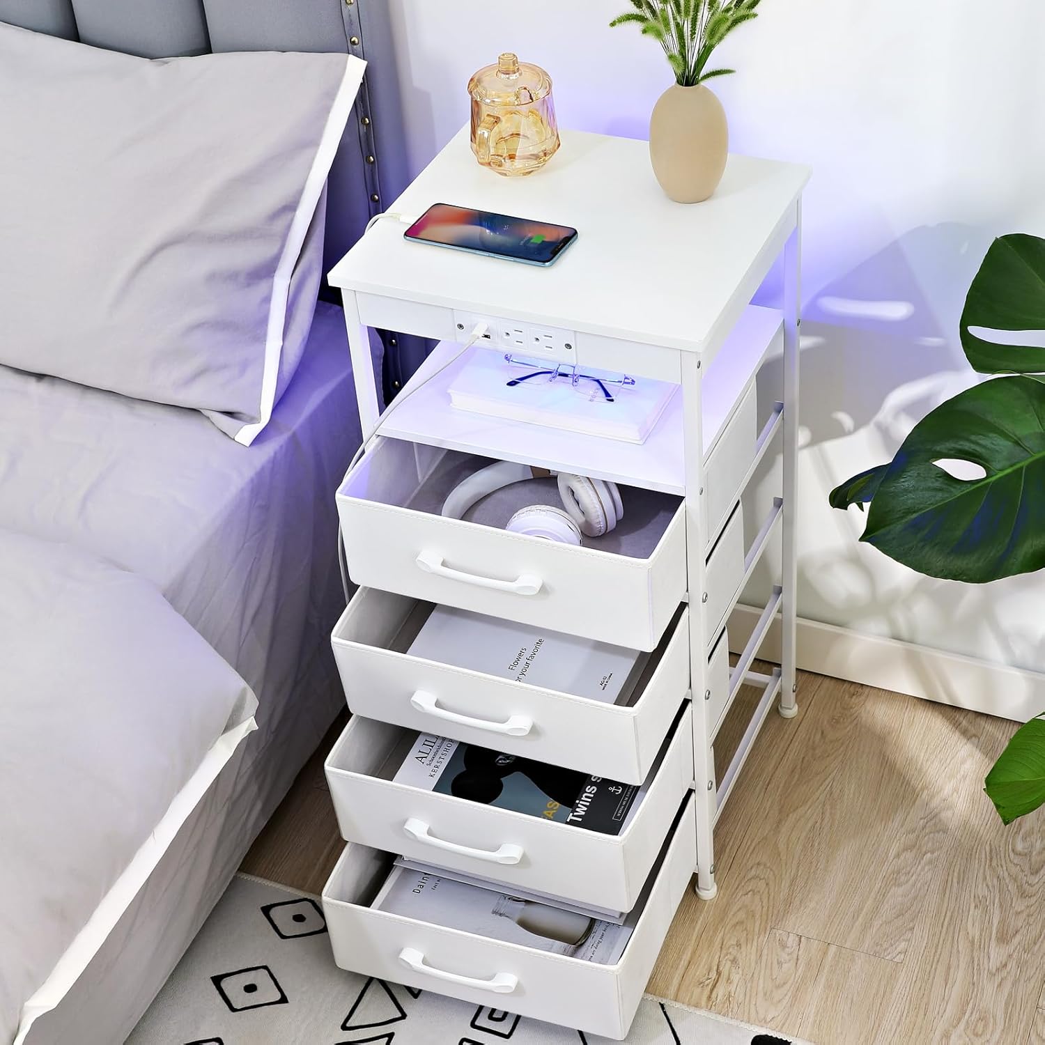 LOAKEKEL Juego de 2 mesitas de noche blancas con estación de carga, mesas auxiliares LED con puertos USB C y 2 tomas, mesita de noche con 4 cajones