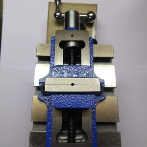 TORNO VERTICAL DE FRESADO – Base giratoria de 3.9 x 4.7in con cabezal de centrado automático de 2 pulgadas TORNO VERTICAL DE FRESADO – Base giratoria de 3.9 x 4.7in con cabezal de centrado automático de 2 pulgadas