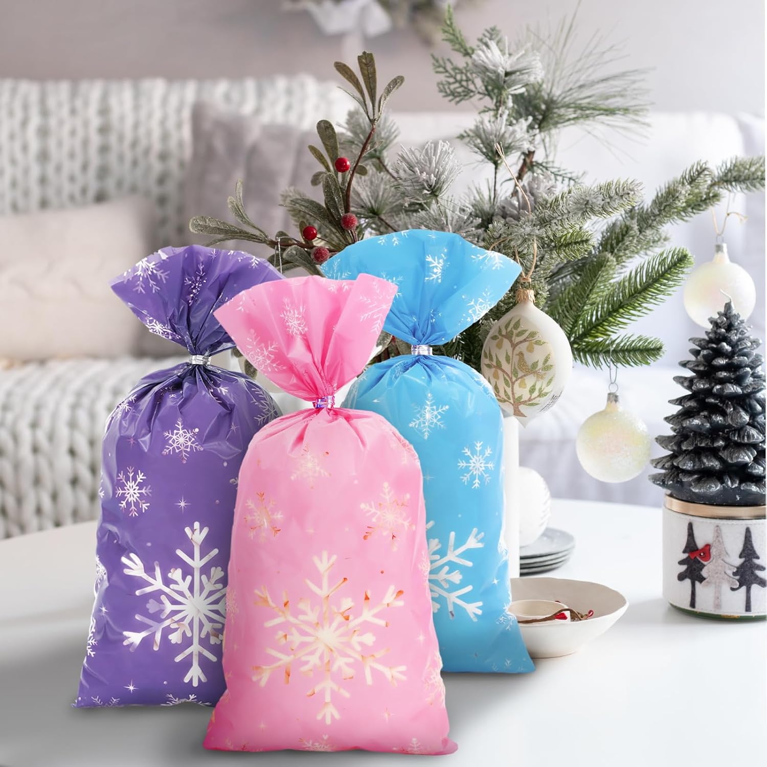 Whaline 150 bolsas de celofán de Navidad, color rosa, azul, morado, copo de nieve, caramelos, galletas, bolsas de plástico con lazos giratorios