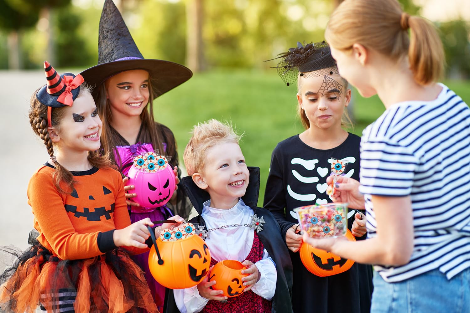 Piruletas de Halloween con forma de ojos y dulces, rellenos de bolsas de fiesta de dulce o truco, recuerdos de fiesta (paquete de 24)