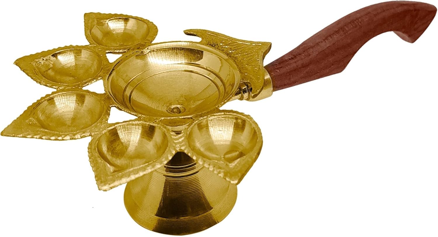 SATVIK Panch de latón Aarti Diya con mango de madera Decoración Soporte de luz de té Latón Jyot Dia Lámpara de aceite de mano Lámpara Puja Kutthu
