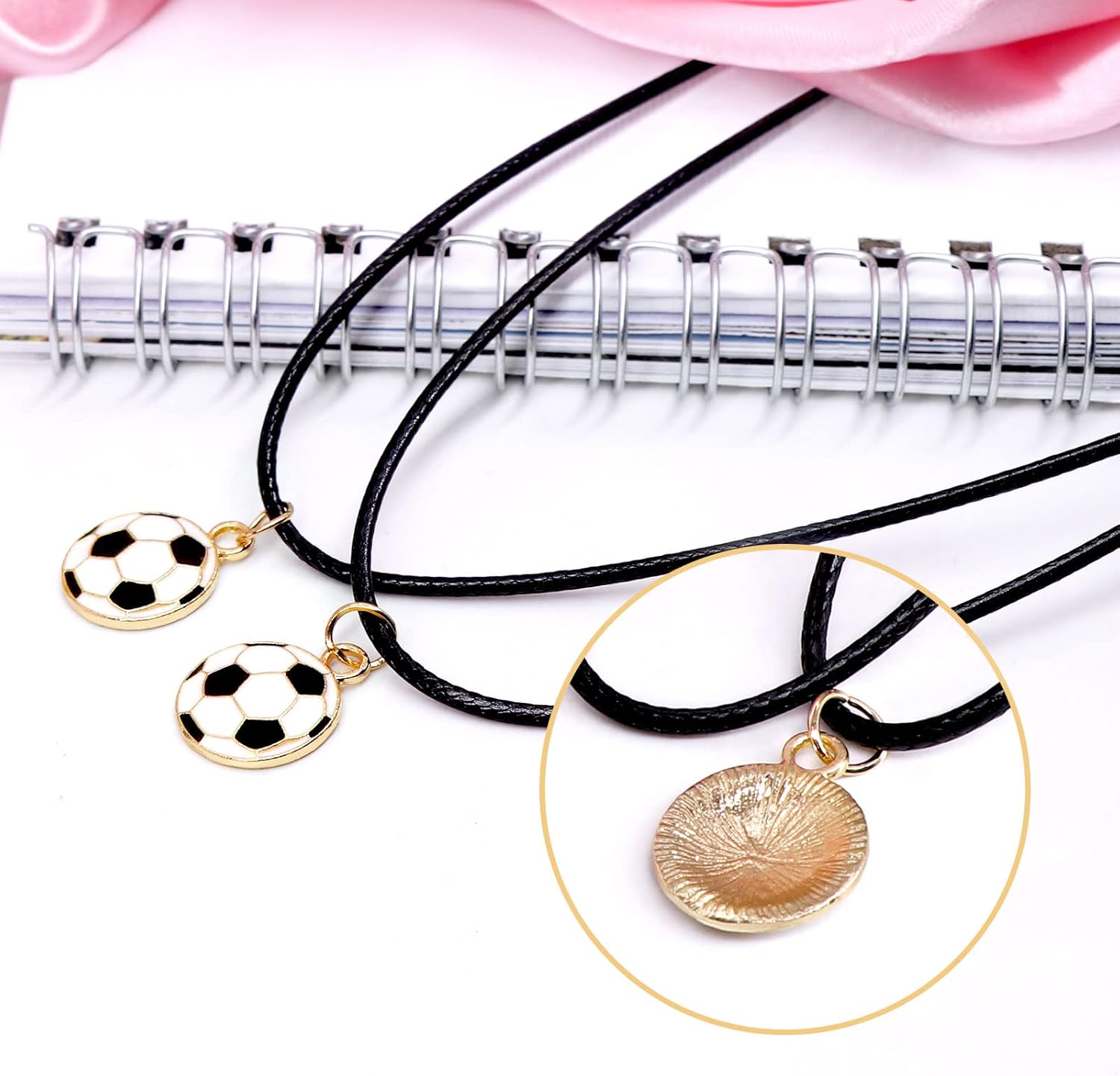 Collar con colgante de pelota de fútbol, suministros de fiesta, paquete de 24 bolsas de regalo de Navidad, para decoración de cumpleaños, escuela,