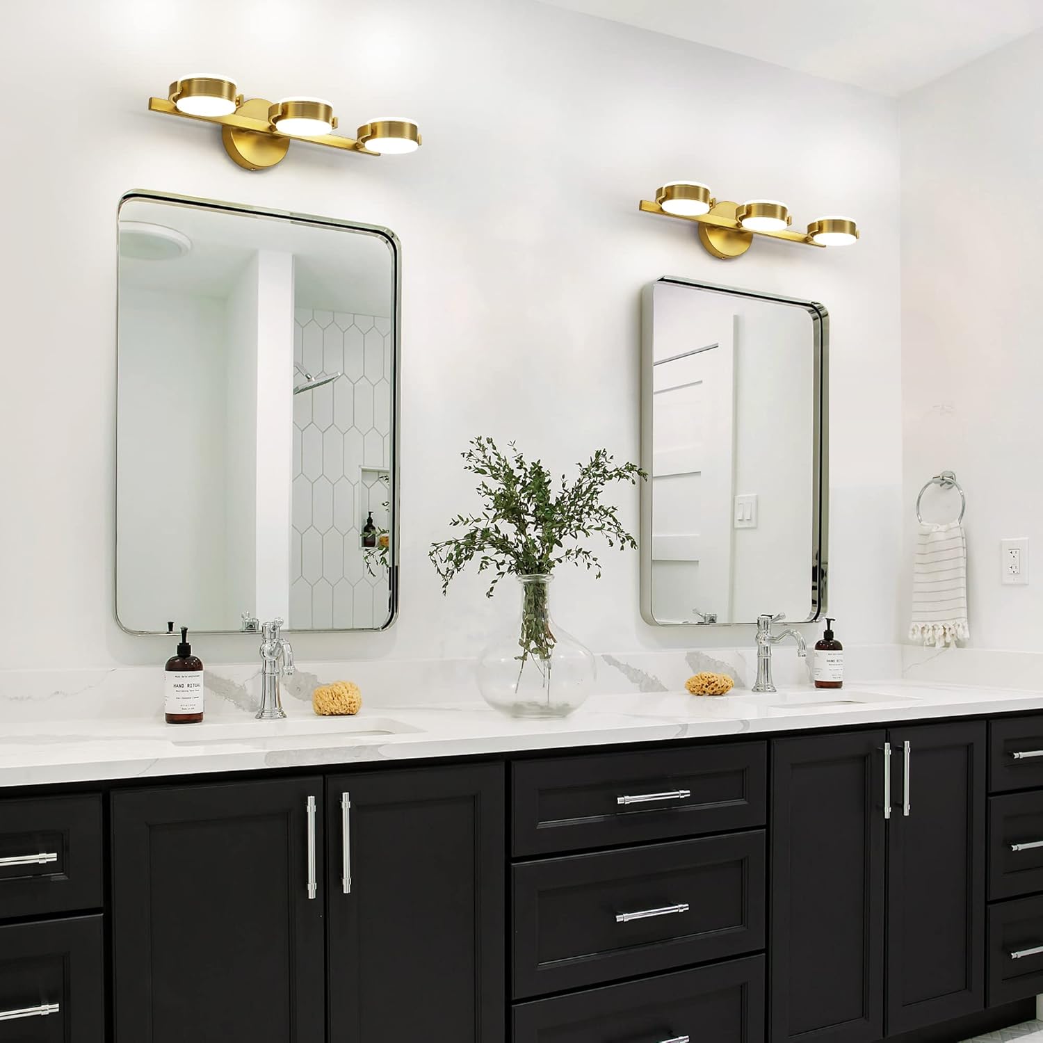 Luces de baño sobre el espejo 3 luces de oro cepillado LED giratorias de 360 para tocador de baño – Modernas lámparas de montaje en pared de 30 W