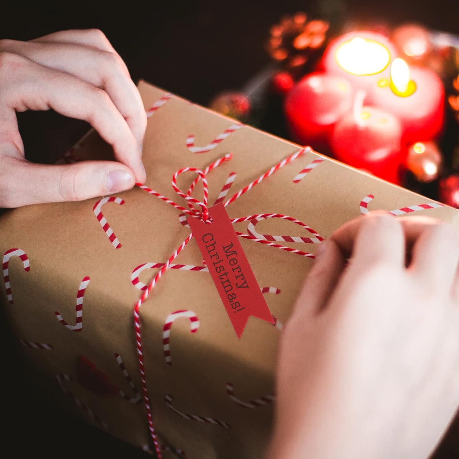 jijAcraft Etiquetas de Feliz Navidad, 100 etiquetas de regalo con cuerda, etiquetas de papel kraft rojas impresas con etiqueta de Feliz Navidad,