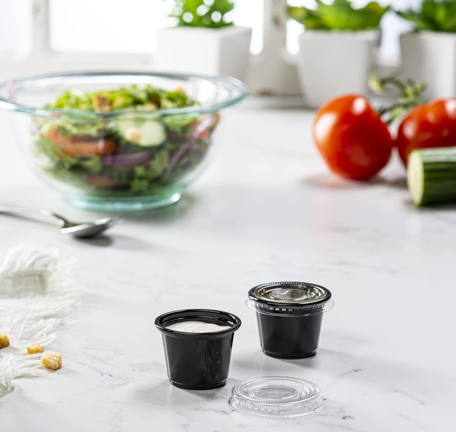 1 oz  100 juegos Vasos de plástico sumergibles negros con tapas, pequeños recipientes para control de porciones, chupitos de gelatina, preparación