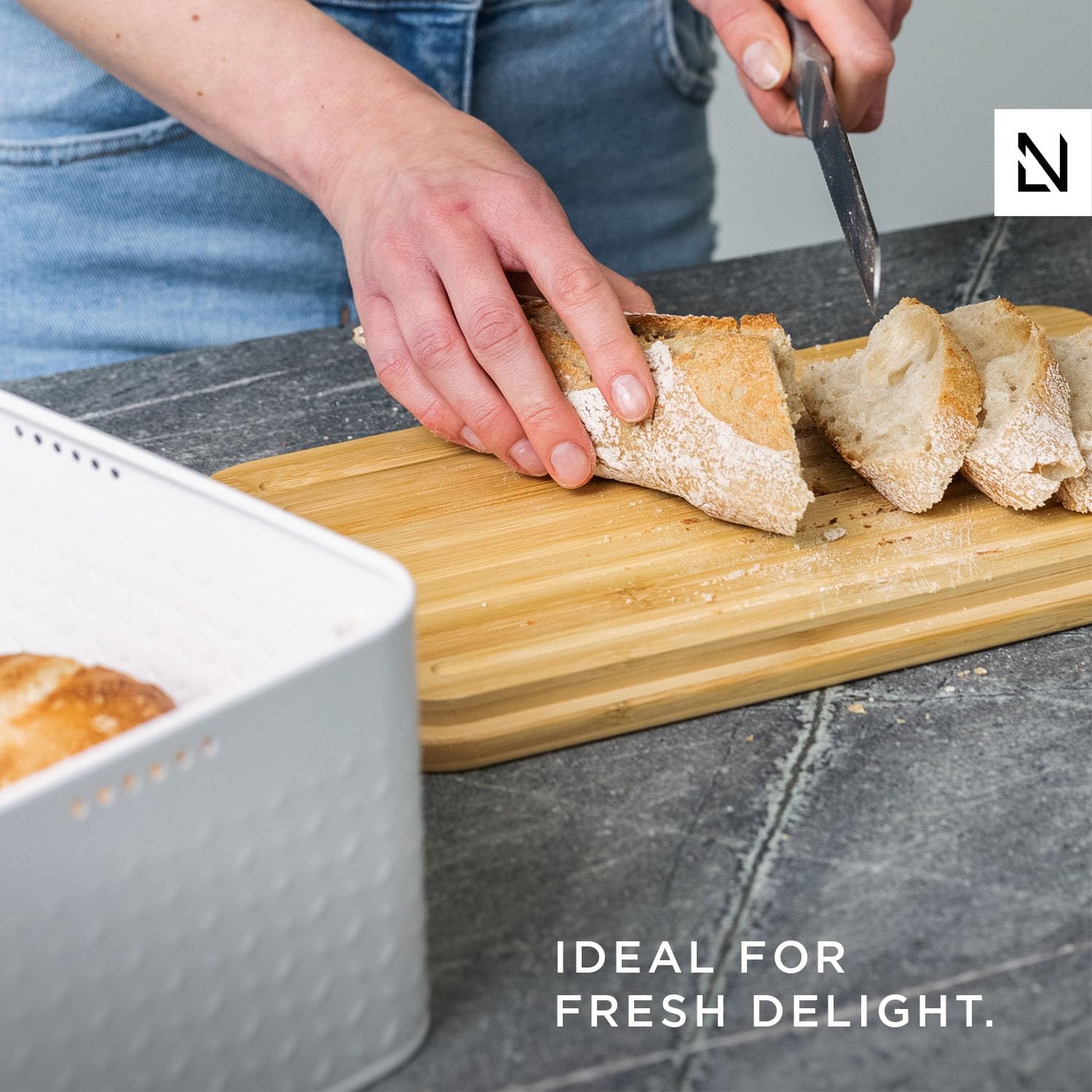 LARS NYSØM Panera I Caja de pan de metal con bolsa de pan de lino para una frescura duradera I Caja de pan con tapa de bambú utilizable como tabla