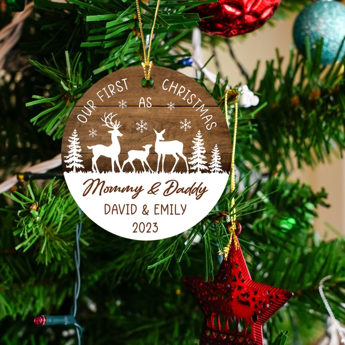Adorno de ciervo con texto en inglés Our First Christmas As Mommy & Daddy 2023, adorno personalizado para árbol de Navidad de primera Navidad como