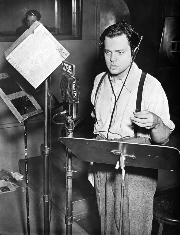 Orson Welles (1915-1985) Director Namerican Productor Guionista y actor mostrado transmitiendo su famosa adaptación de la novela de HG Wells La