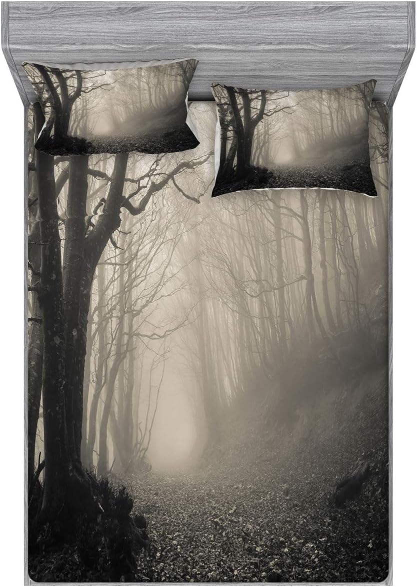 Lunarable Juego de sábanas bajeras góticas y fundas de almohada, camino en el bosque gótico, árboles a través de niebla misteriosa naturaleza