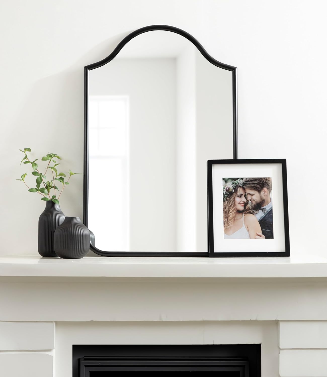 Kate and Laurel Fellows – Espejo de pared con forma de arco festoneado, 24 x 36 pulgadas, color negro, espejo de arco decorativo tradicional con
