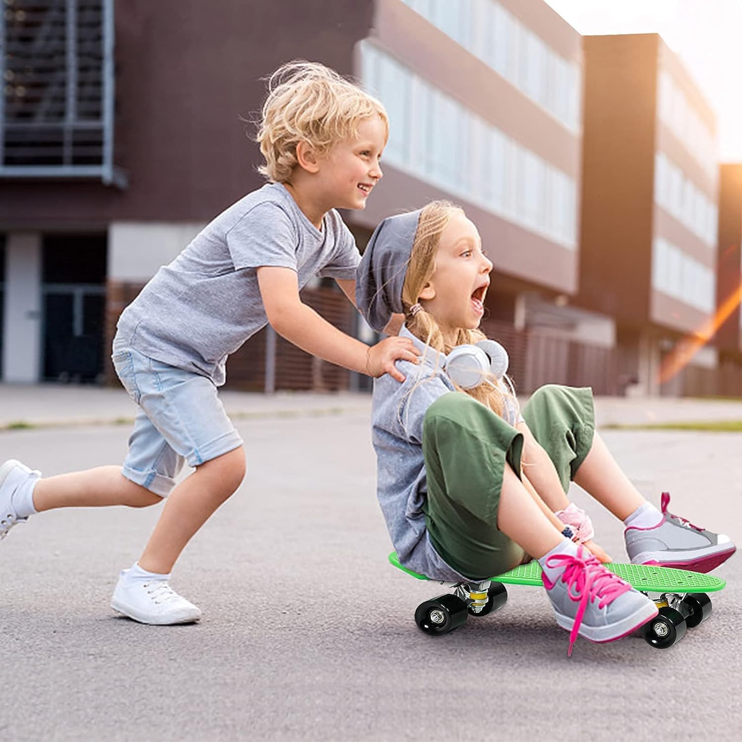 SISIGAD Patineta para niños  Monopatín de 22 pulgadas con ruedas iluminadas  Patineta para principiantes para niños y niñas  El mejor regalo para