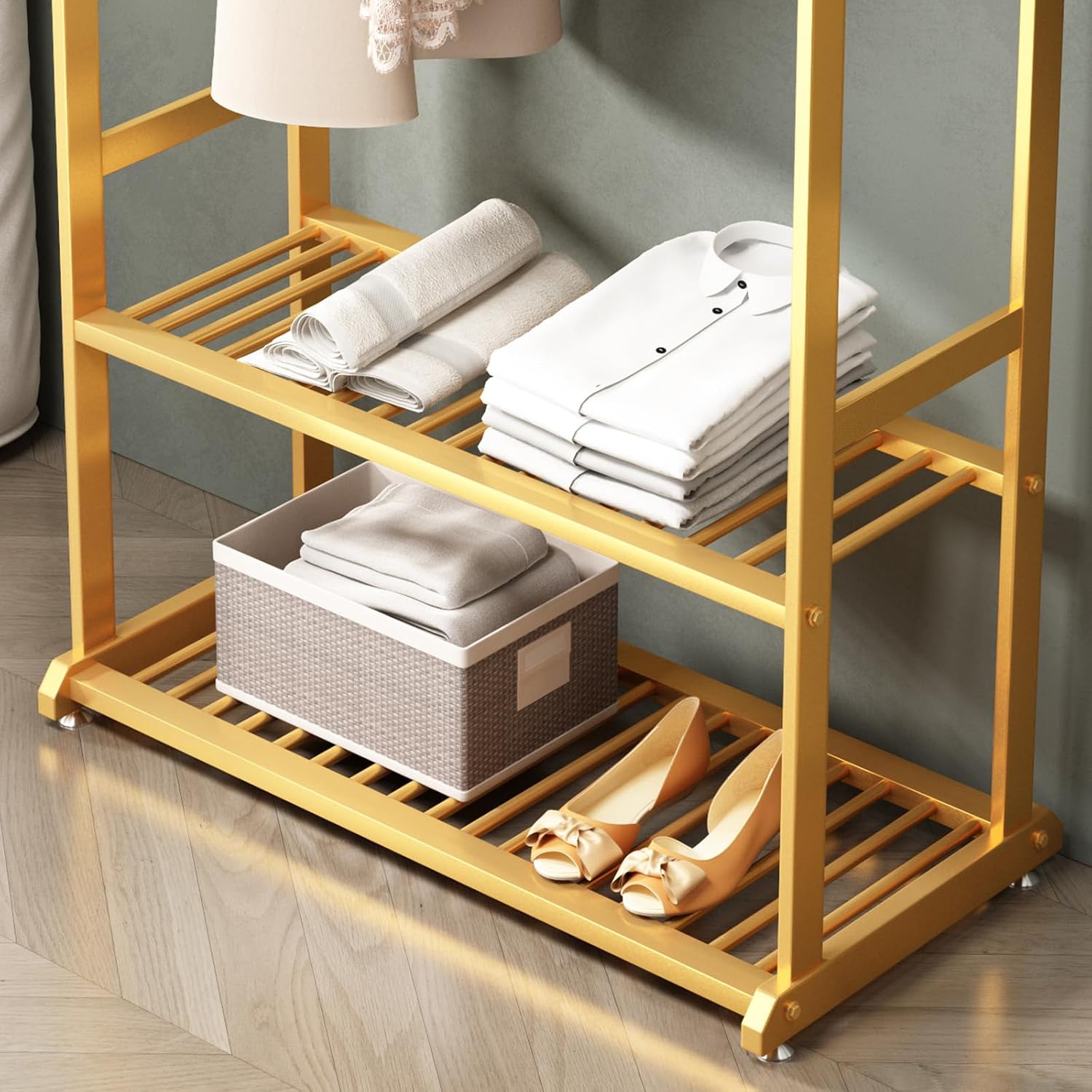 Perchero de ropa resistente, percheros dorados para colgar ropa, perchero de metal moderno con estantes dobles inferiores y 6 ganchos laterales para