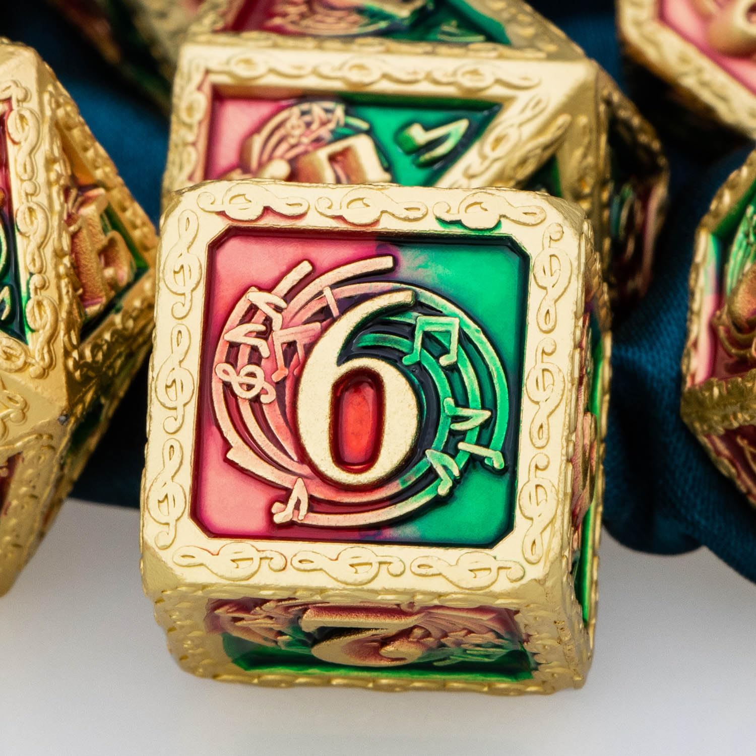 ARUOHHA Juego de dados de música DND con caja de regalo, dados poliédricos de metal rojo y verde, dados D&D, juegos de rol de mazmorras y dragones,