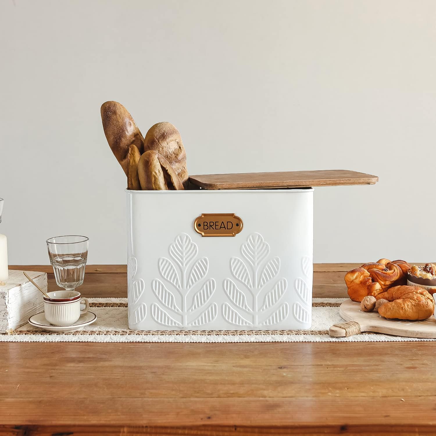 NIKKY HOME Caja de pan blanca extragrande que ahorra espacio con tapa de madera, capacidad para 2 panes, contenedor vertical para almacenamiento de