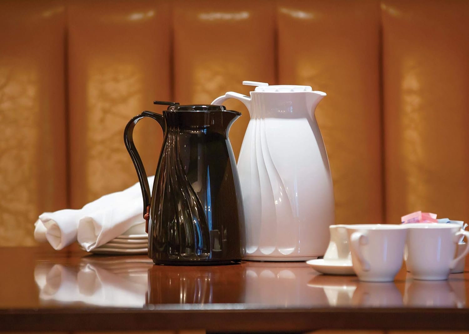 Service Ideas TNSPB12WH Twist N’ Serve – Jarra de café, plástico sin BPA, 1.2 litros, 40.5 onzas, color blanco