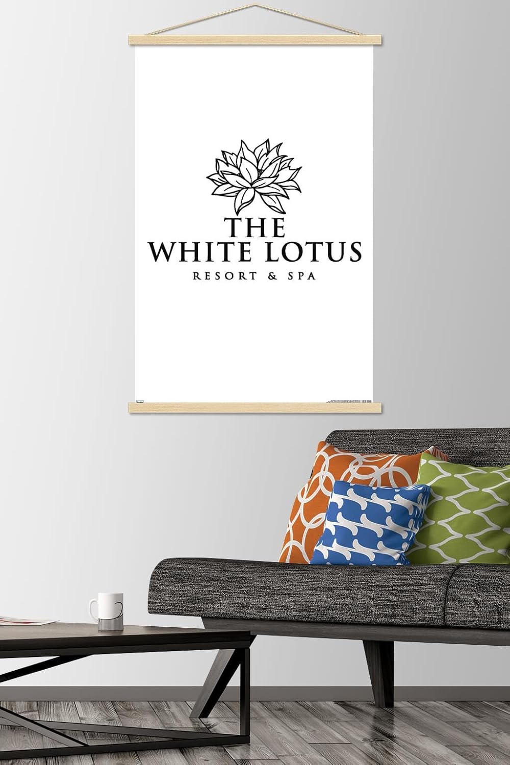 Trends International The White Lotus – Póster de pared con logotipo blanco y negro, 22.37 x 34.00 pulgadas, paquete de impresión premium y colgador