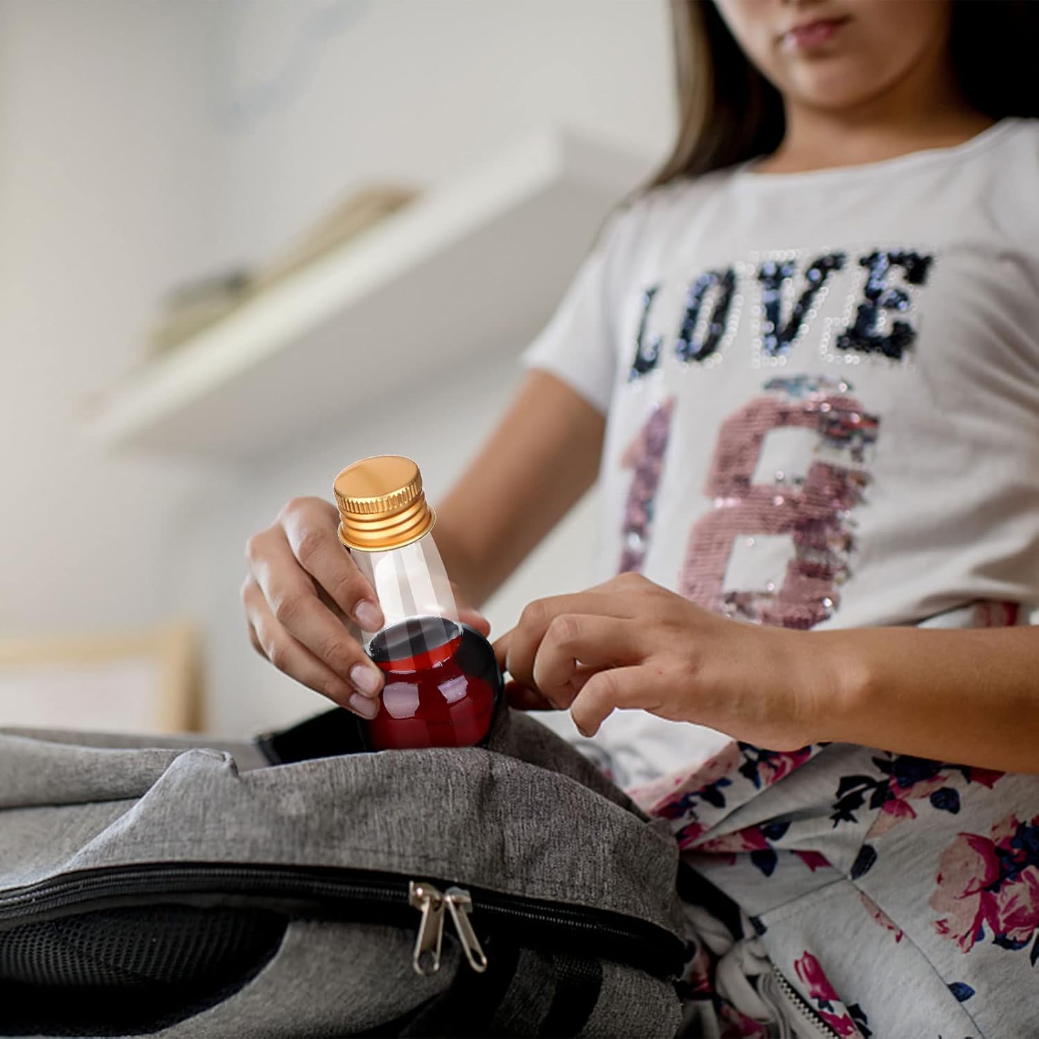 Paquete de 50 mini botellas de licor reutilizables vacías con tapas de rosca doradas, mini botellas de vino de plástico de 1.8 onzas con 5 embudos