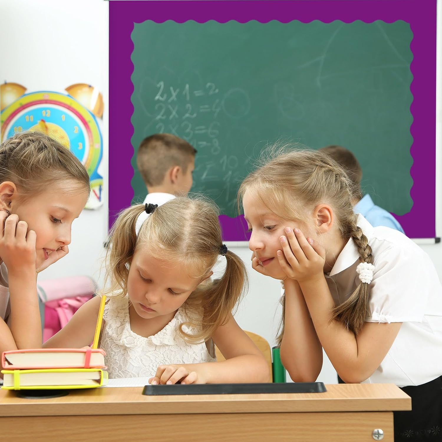 Whaline Bordes para tablón de anuncios de 65.6 pies, 4 rollos de tablero troquelado de la serie púrpura para la escuela, aula, oficina, pizarra