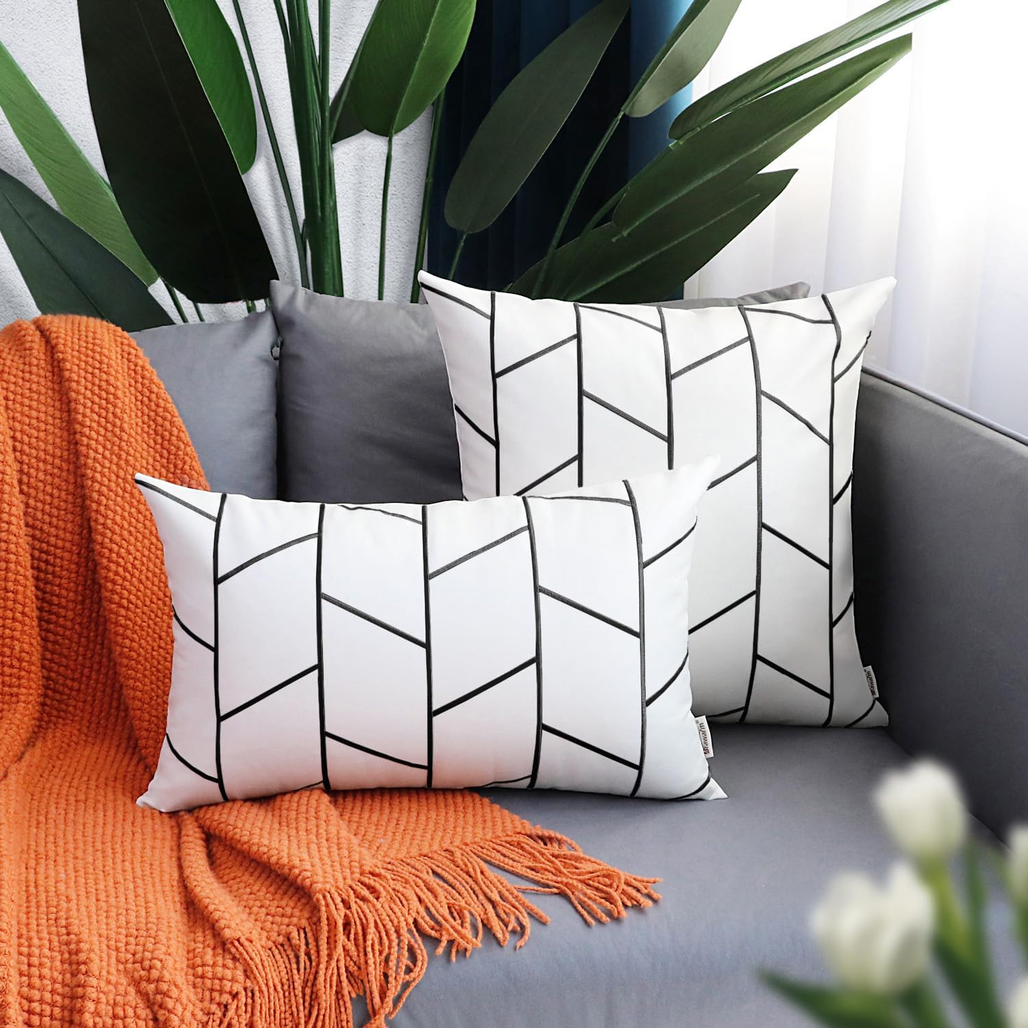 BRAWARM Fundas de almohada de piel sintética de 20 x 20 pulgadas, fundas de almohada de cuero blanco y negro, paquete de 2, almohadas decorativas de