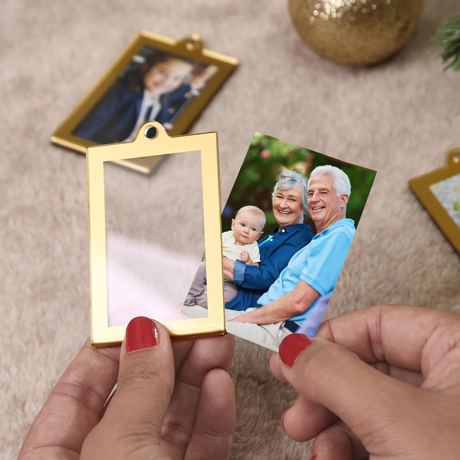 UNIQOOO Juego de 8 adornos de fotos rectangulares de acrílico de Navidad para mostrar imagen, marco de fotos acrílico colgante de 2 x 3 pulgadas,