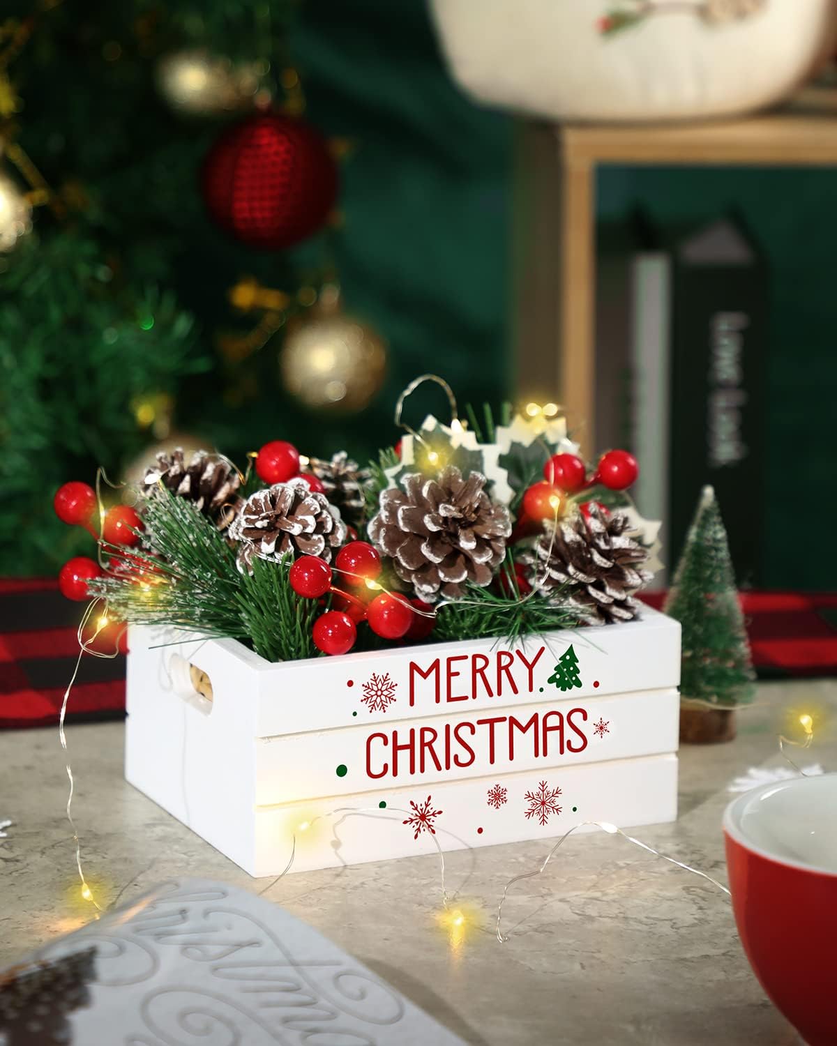Huray Rayho Centro de mesa de Navidad, 26 piezas, decoración de bandeja escalonada, flor de pino artificial con piñas, bayas rojas, mini cesta de